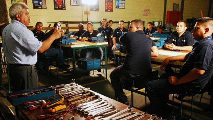 Venezuela, scuola per meccaniciAEM.jpg