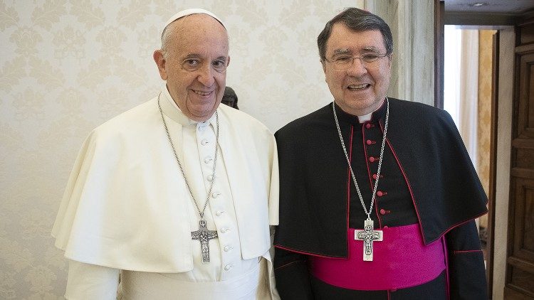 Der päpstliche Nuntius in den USA, Erzbischof Christophe Pierre (re), hier bei einer Begegnung mit dem Papst im Vatikan (Archivbild)