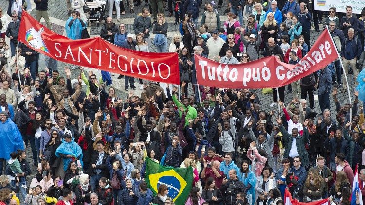  Uno striscione della Comunità di Sant'Egidio in Piazza san Pietro