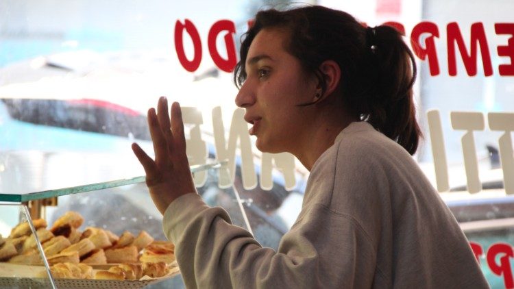 Adriana au travail dans sa boulangerie.