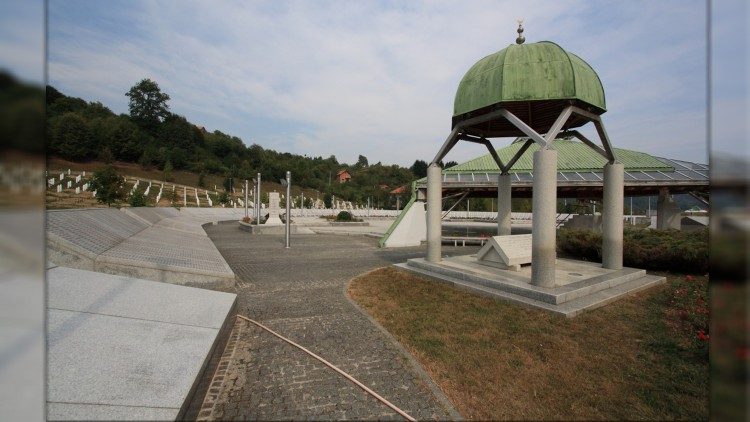 bosnia_hezegovina_srebrenica_potacari_monument-632519aem.jpg