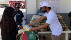 Libia centro detenzione migranti Helpcode coperte donna velata.jpg