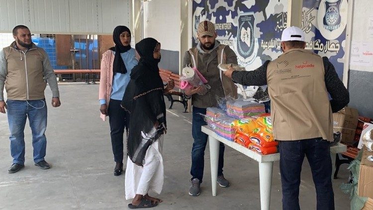 Libia centro detenzione migranti Helpcode distribuzione kit sopravvivenza.jpg