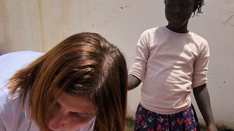 Libia centro detenzione migranti Helpcode operatrice.jpeg