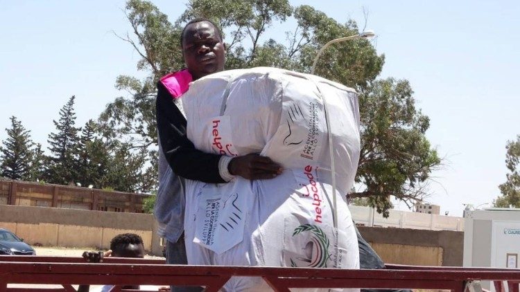Libia centro detenzione migranti Helpcode pacco.jpg