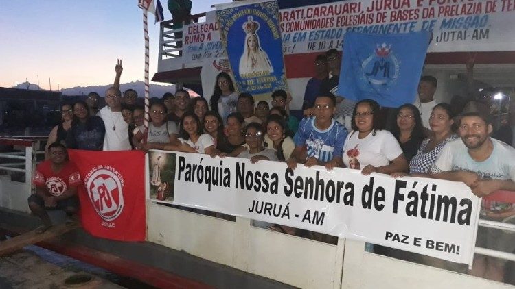 Barcos levam fiéis de paróquias ribeirinhas