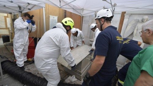 Operazioni in corso al cimitero Teutonico  