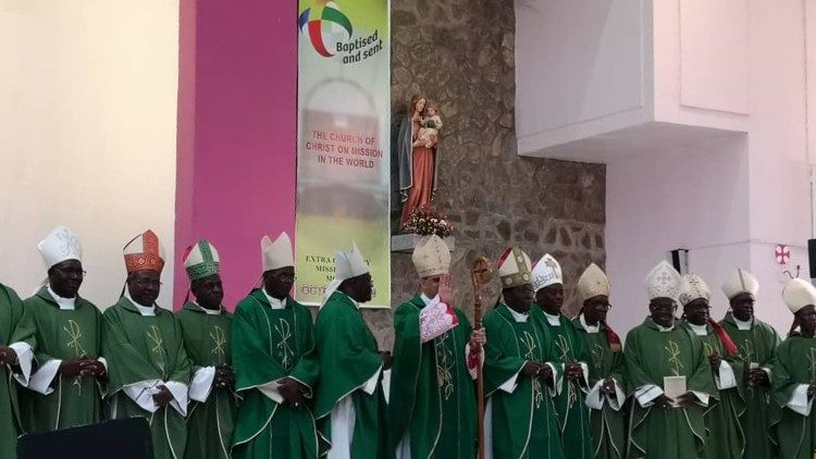 2019.07.15  Vescovi dello Zambia nella Cattedrale di Gesù Bambino con il Nunzio Apostolico in Zambia