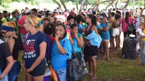 Mille venezuelani bloccati alla frontiera tra Perù e Cile: l'appello dei vescovi cileni
