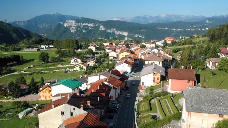 O verde e as montanhas predominam na região