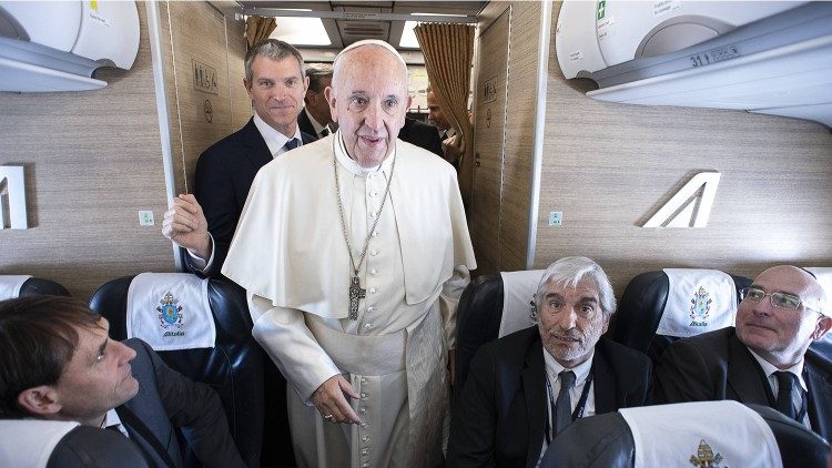 Le Pape François et derrière lui Matteo Bruni, à bord d'un avion lors d'un précédent voyage apostolique.