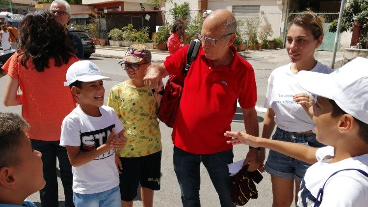 Palermo, Salvatore Borsellino con bambini.jpg