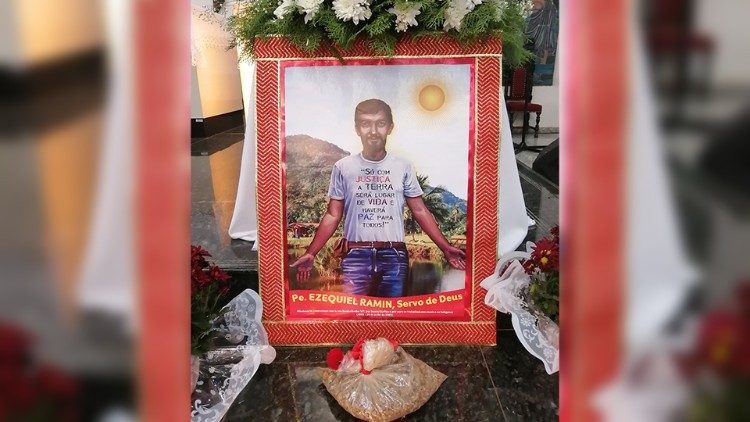 Peregrinação reuniu centenas