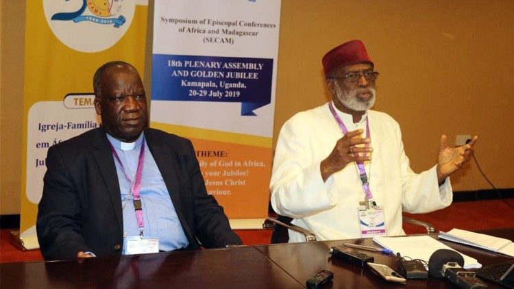 Arcebispos Thomas Luke Msusa (E) e Palmer-Buckle (D), numa sessão do SECAM