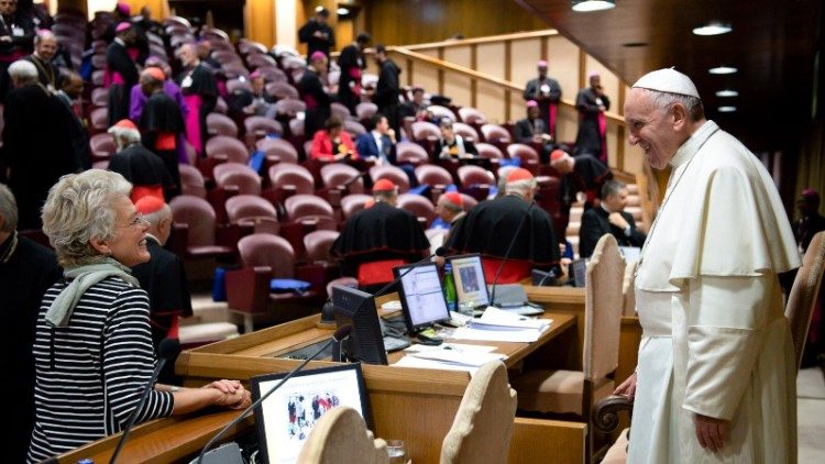 Cristiane Murray y el Papa Francisco en una pausa durante el Sínodo sobre los jóvenes en octubre pasado