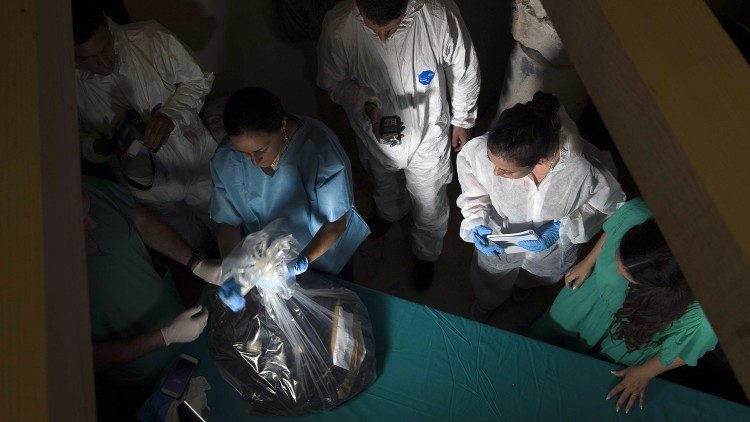 Perícia em túmulos no Campo Santo Teutônico, no Vaticano