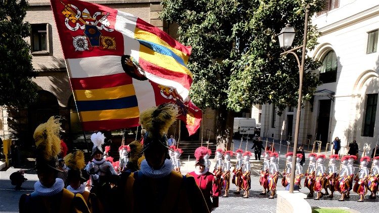 Il corteo della Guardia Svizzera sale al cortile di San Damaso per il giuramento 2019