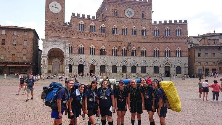 Euromoot scout d'Europa scolte Meolo in piazza Fuoco Rosa dei Venti.jpeg