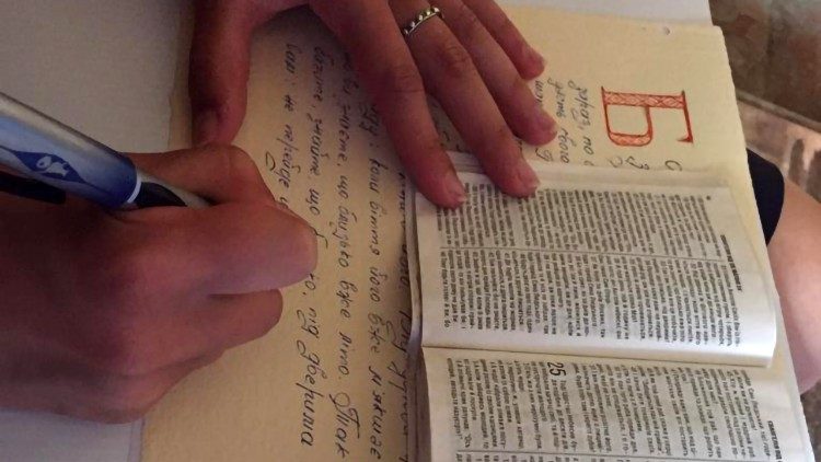 Scout d'Europa impegnati nell'attività dei "Mobilia scriptoria"