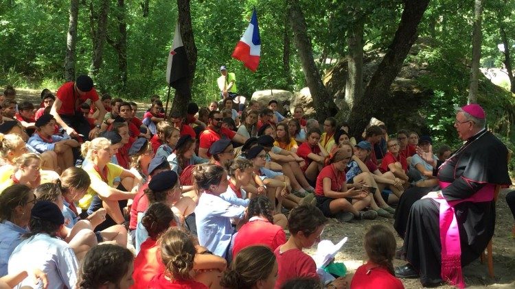 L'arcivescovo Hollerich incontra i giovani rover e scolte di Euromoot 2019