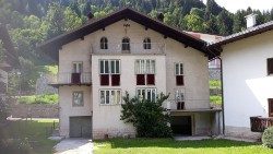 Casa natale Albino Luciani, Giovanni Paolo I a Canale d'Agordo, Belluno, esterno inaugurazione.jpg