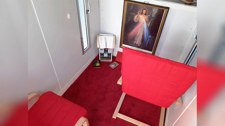 Interior de la capilla rodante