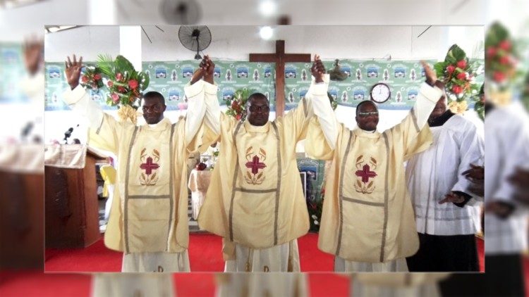 Priester in Kamerun bei einer Messe