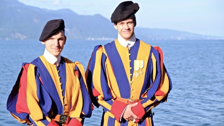 2019.08.06 Guardia svizzera alla Fete des Vignerons bandiera  03.jpg