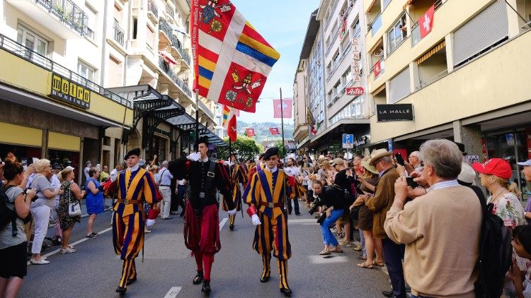 2019.08.06 Guardia svizzera alla Fete des Vignerons bandiera  07.jpg