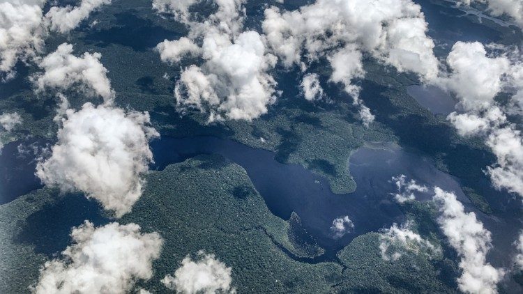 Biskup promuje powołania… skacząc ze spadochronem