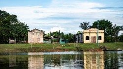 2019.08.09 Igreja presso un fiume in Amazzonia.jpg