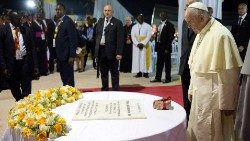 2019.08.12 Papa visita il Santuario dei martiri di Munyonyo 01.jpg