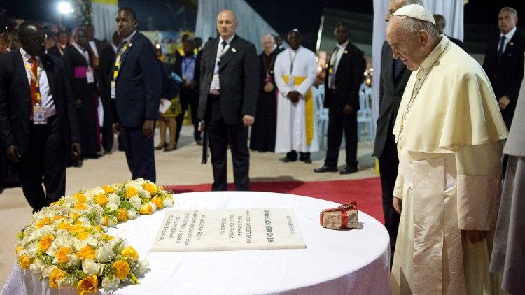 2019.08.12 Papa visita il Santuario dei martiri di Munyonyo 01.jpg