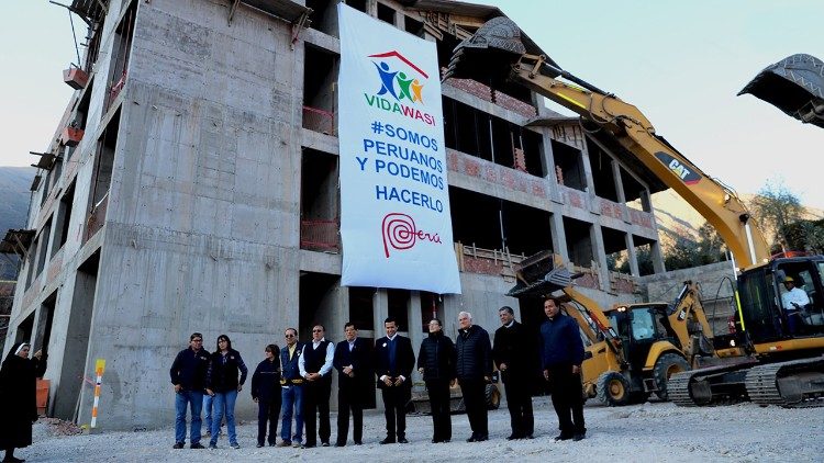 Os bispos visitaram o complexo hospitalar que está sendo erguido em Cusco