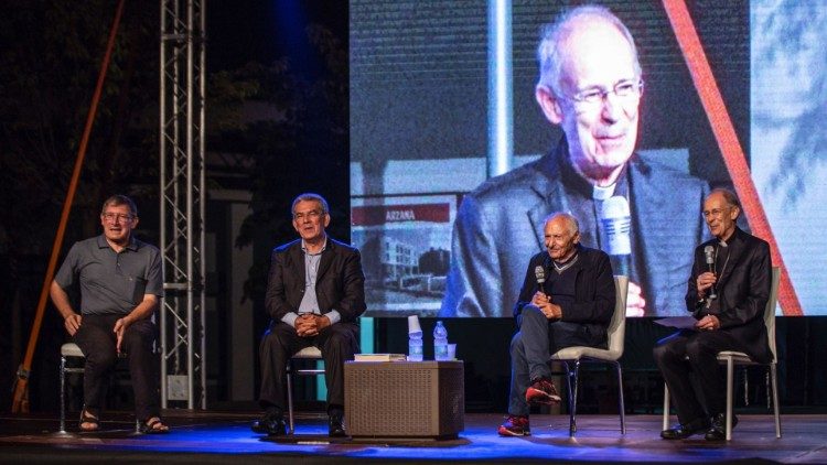 Il vescovo Antonello Mura con il paroliere Mogol