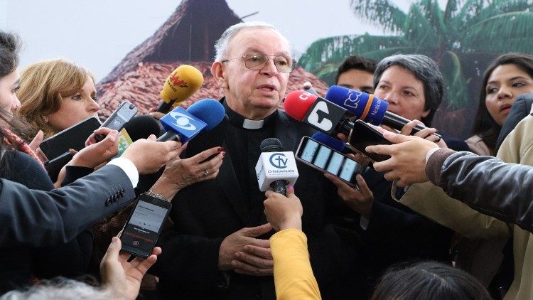 Bischof Héctor Fabio Henao Gaviria bei der Pressekonferenz