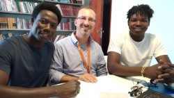 P. Ermanno e dois jovens sudaneses.jpg