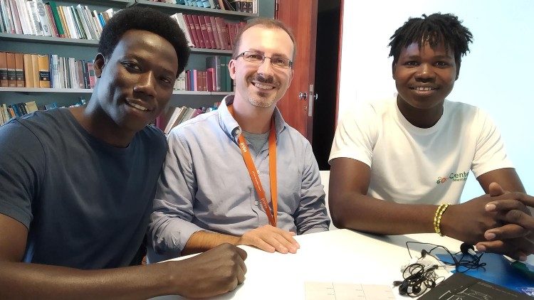 Padre Ermanno Savarino e dois jovens sudaneses