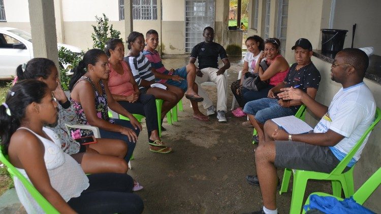 Equipe de voluntários que preparam os almoços para as crianças