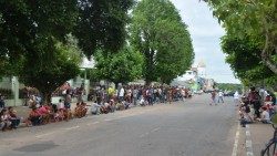 Todas as manhãs mas de 500 venezuelnos recebem café e pão na Casa das MC em Boa Vista.jpg