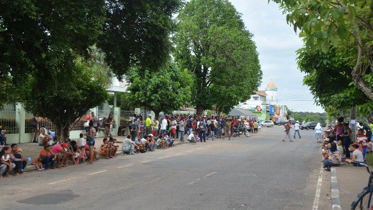 Todas as manhãs, cerca de 500 venezuelanos recebem café e pão na Casa das missionárias da Consolata, em Boa Vista
