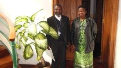 OLINDA1 - Olinda con l’Arcivescovo di Maputo, Mons. Francisco Chimoio.jpg