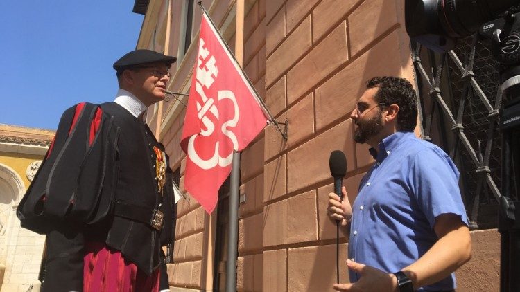 Mario Galgano (rechts) interviewt Wachtmeister Urs Breitenmoser, Pressesprecher der Schweizergarde
