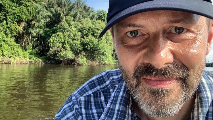 Pater Bernd Hagenkord unterwegs auf dem Amazonas