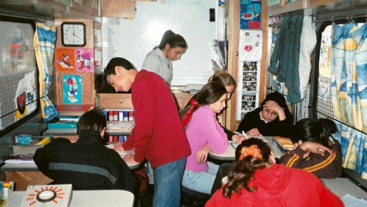 Ուսուցիչները եւ աշակերտները իրենց շարժական դասասենեակում