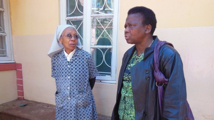 Olinda com a irmã Margarida em casa das MFM em Namaacha, Província do Maputo