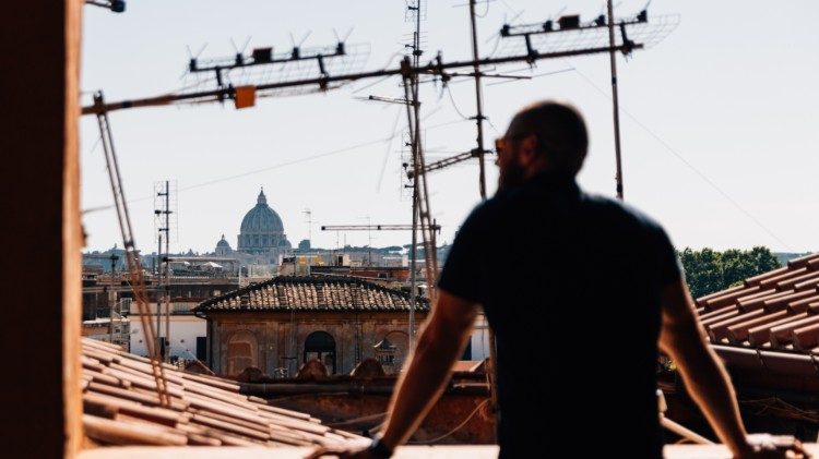  Maksym olha para a Basílica de São Pedro