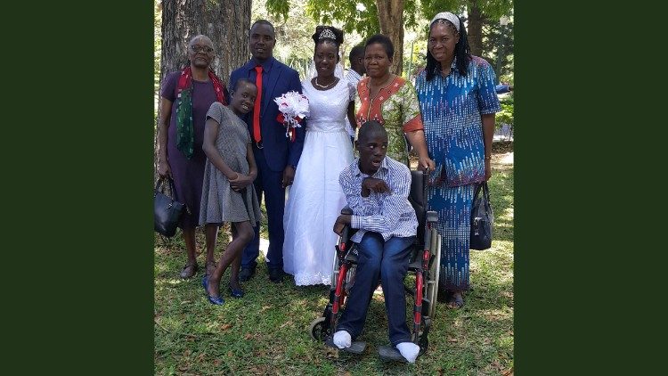 O casamento de uma jovem, membro de uma família que recebe apoio da Reencontro. Olinda ao lado da noiva