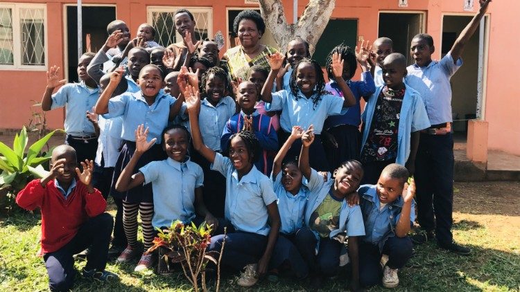 Olinda com meninos do projecto "Infância feliz", um dos vários projectos actuais da Reencontro