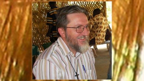 Père Maccalli: une captivité reliée au monde par la prière et la radio 